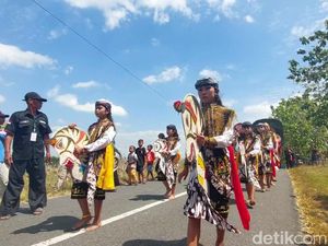 Kala Fashion Show dan Seni Tradisional Berpadu dalam Parade Budaya Kala Fashion Show dan Seni Tradisional Berpadu dalam Parade Budaya