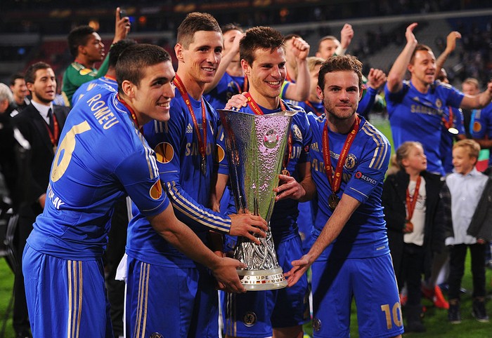 Pemain Spanyol di Chelsea AMSTERDAM, NETHERLANDS - MAY 15: (L-R) Oriol Romeu, Fernando Torres, Cesar Azpilicueta and Juan Mata of Chelsea pose with the trophy during the UEFA Europa League Final between SL Benfica and Chelsea FC at Amsterdam Arena on May 15, 2013 in Amsterdam, Netherlands. (Photo by Michael Regan/Getty Images)
