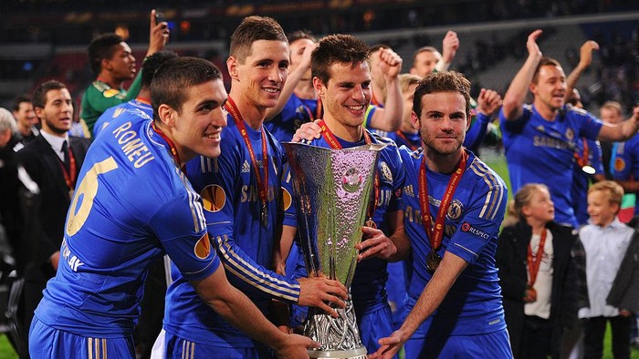   (L-R) Oriol Romeu, Fernando Torres, Cesar Azpilicueta and Juan Mata of Chelsea pose with the trophy during the UEFA Europa League Final between SL Benfica and Chelsea FC at Amsterdam Arena on May 15, 2013 in Amsterdam, Netherlands.  (Photo by Michael Regan/Getty Images)