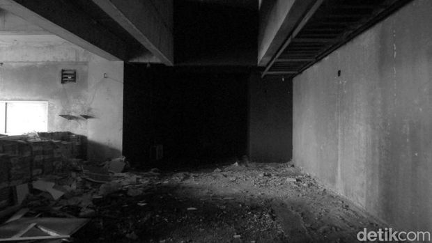 Rusun mangkrak di kawasan Kalimalang, Bekasi, menjadi salah satu lokasi syuting film horor 'Pengabdi Setan 2: Communion'. Begini suasana di rusun tersebut.