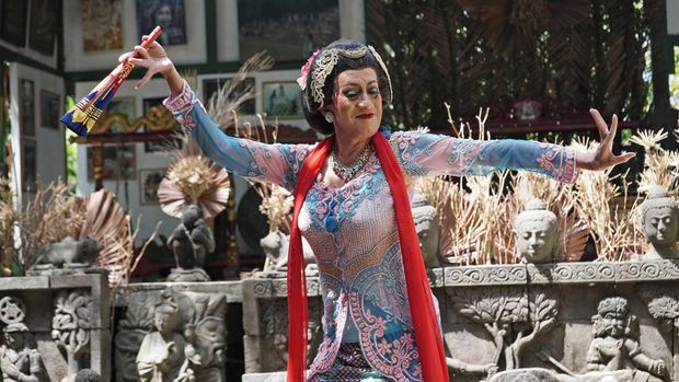 PENTAS SENI FESTIVAL LIMA GUNUNUG XXI Maestro tari Didik Nini Thowok mementaskan tarian berjudul Topeng Walang Kekek saat pembukaan Festival Lima Gunung (FLG) XXI di panggung terbuka Studio Mendut, Mungkid, Magelang, Jawa Tengah, Senin (8/8/2022). Festival yang diselenggarakan oleh seniman petani dari lima gunung (Merapi, Merbabu, Andong, Sumbing dan Menoreh) tersebut menampilkan berbagai kesenian tradisional maupun kontemporer dari berbagai daerah. ANTARA FOTO/Anis Efizudin/wsj.