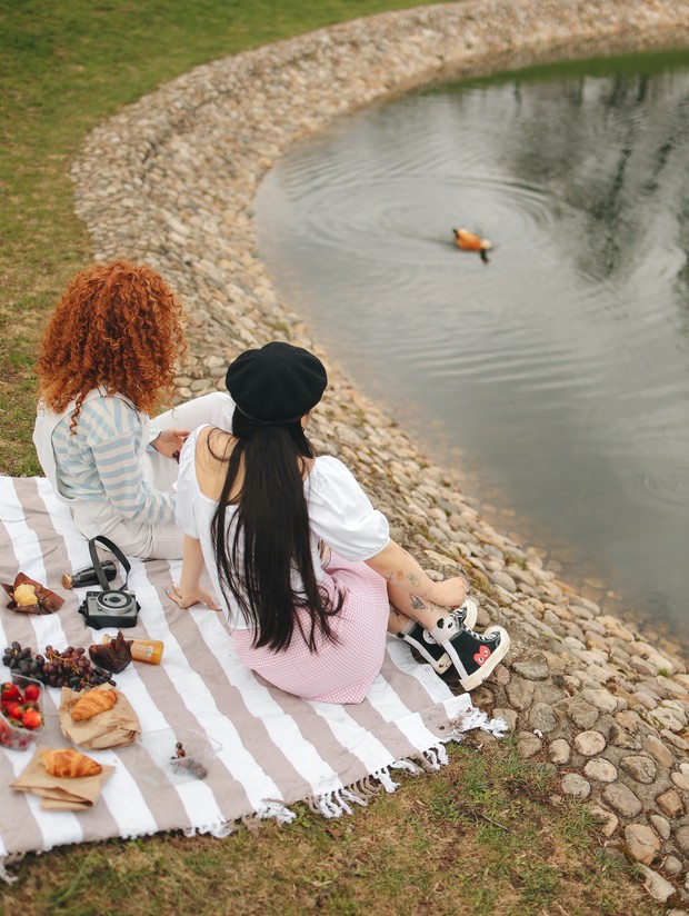 memberi makan hewan saat piknik merupakan hal yang menyenangkan