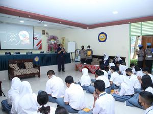 Peringati HUT ke-34, Polwan Kunjungi Sekolah-Pesantren Wanti-wanti UU ITE