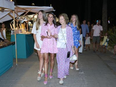 Foto: Ratu Spanyol Pakai Mini-dress ke Pasar Malam, Pamer Kaki Jenjang