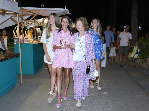 Foto: Ratu Spanyol Pakai Mini-dress ke Pasar Malam, Pamer Kaki Jenjang