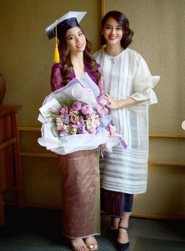 Ririn Ekawati dan Jasmine Abeng/Foto : instagram.com/ririnekawati Ririn dan Jasmine di acara wisuda kelulusan sekolahnya