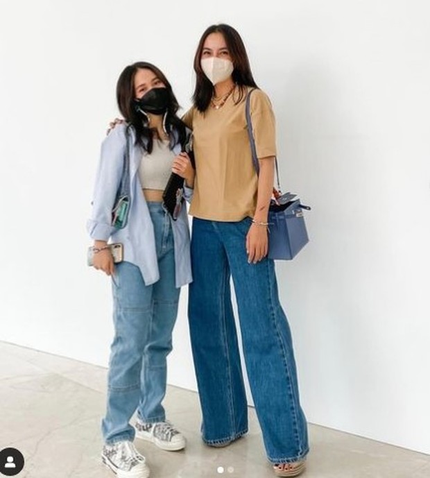 Ririn Ekawati dan Jasmine Abeng/Foto : instagram.com/ririnekawati Ririn dan Jasmine dalam tampilan kasual denim