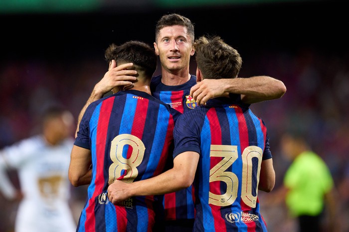 BARCELONA, SPAIN - AUGUST 07: Robert Lewandowski of FC Barcelona celebrates with Pedro Gonzalez Pedri and Pablo Martin Gavi after Pedro Gonzalez Pedri scored their teams fourth goal during the Joan Gamper Trophy match between FC Barcelona and Pumas UNAM at Spotify Camp Nou on August 07, 2022 in Barcelona, Spain. (Photo by Alex Caparros/Getty Images)