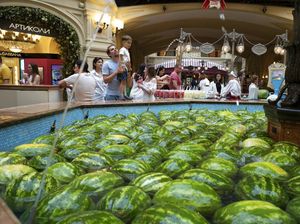 Semangka Penuhi Kolam Air dalam Mal di Moskow, Ada Apa?