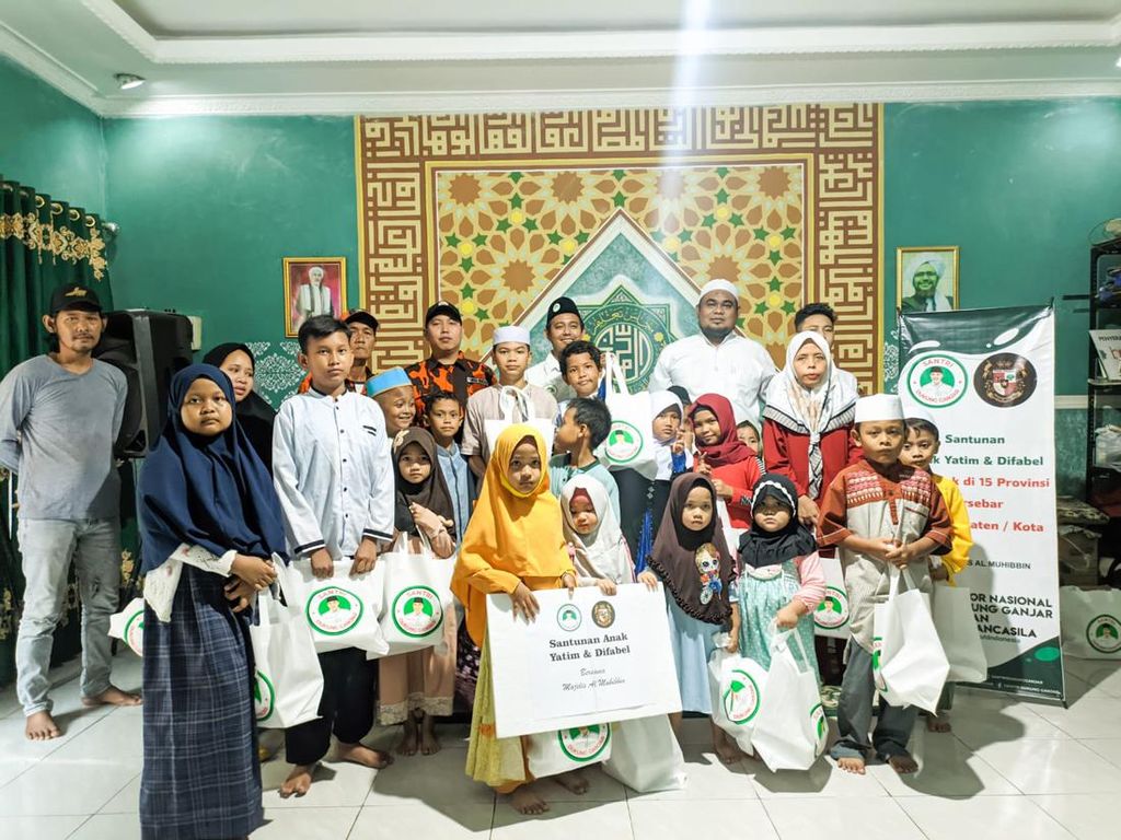 Santri Relawan Ganjar Beri 1.500 Paket Santunan ke Anak Yatim & Difabel Santri Relawan Ganjar Beri 1.500 Paket Santunan ke Anak Yatim & Difabel