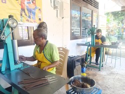 Terapi-Bekal Hidup, Orang dengan Skizofrenia di Denpasar Produksi Dupa