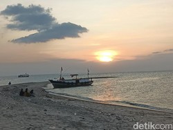 Nikmati Senja di Pulau Gili Ketapang Ditemani Sunset dan Pasir Putih