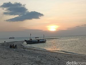 Nikmati Senja di Pulau Gili Ketapang Ditemani Sunset dan Pasir Putih Nikmati Senja di Pulau Gili Ketapang Ditemani Sunset dan Pasir Putih