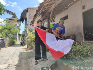 Tunjukkan Nasionalisme, Guru di Ponorogo Bagikan 77 Bendera ke Masyarakat Tunjukkan Nasionalisme, Guru di Ponorogo Bagikan 77 Bendera ke Masyarakat
