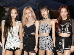 Tempat Ikonik di Berbagai Negara Berwarna Pink Rayakan Comeback BLACKPINK
