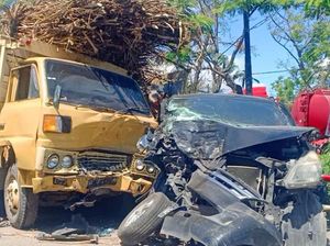 Truk Tabrak-Seret Avanza hingga Hantam Pembatas Jalan, 2 Orang Luka