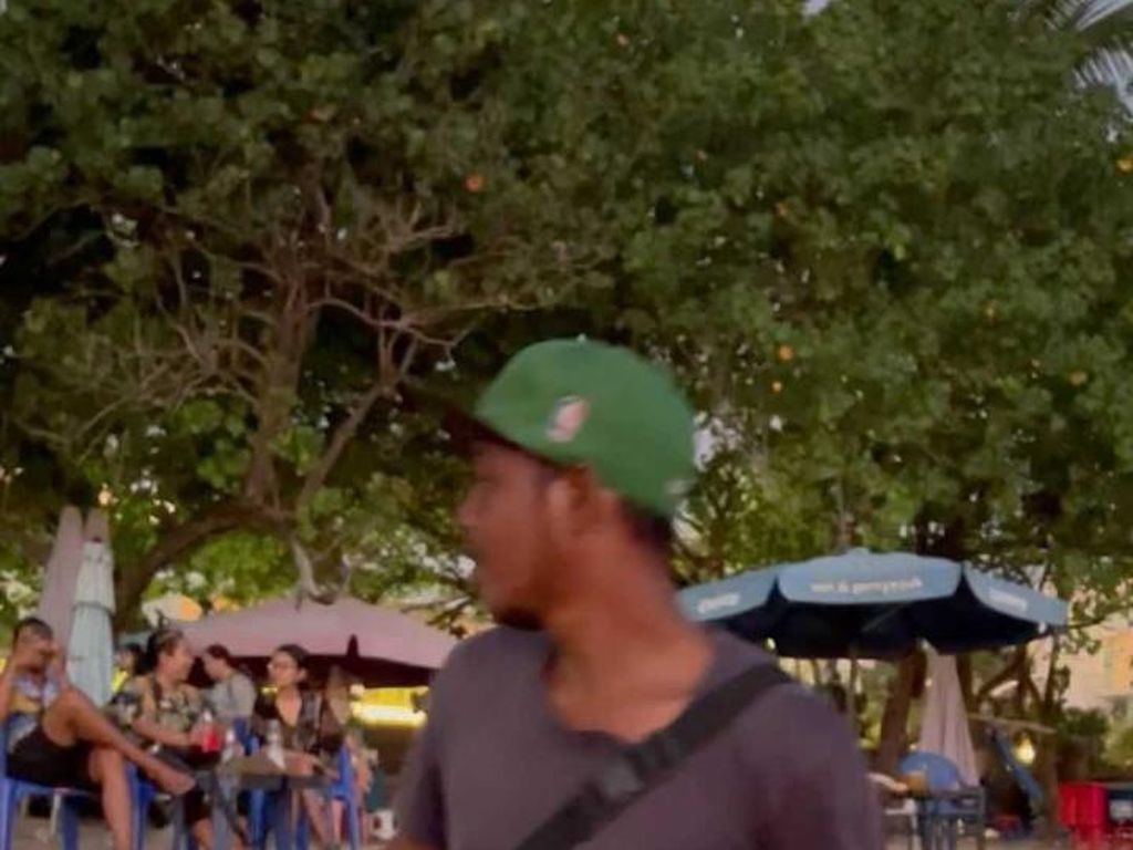 Heboh Pedagang di Pantai Kuta Jual Teh Botol Rp 30 Ribu Heboh Pedagang di Pantai Kuta Jual Teh Botol Rp 30 Ribu