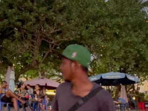Heboh Pedagang di Pantai Kuta Jual Teh Botol Rp 30 Ribu Heboh Pedagang di Pantai Kuta Jual Teh Botol Rp 30 Ribu