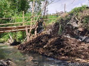 Warga di Manado Bangun Jembatan Secara Swadaya gegara Kesulitan Akses