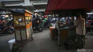 Lalin Jakasampurna Bekasi Padat Merayap, PKL Cari Cuan di Badan Jalan