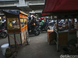 Lalin Jakasampurna Bekasi Padat Merayap, PKL Cari Cuan di Badan Jalan