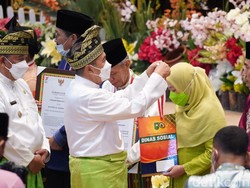 12 Tokoh Dapat Penghargaan di HUT Ke-65 Riau, Ada Juru Damai Konflik