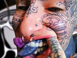 Penampakan Wanita yang Tubuh Sampai Gusi Penuh Tato, Disebut Mirip Setan Penampakan Wanita yang Tubuh Sampai Gusi Penuh Tato, Disebut Mirip Setan