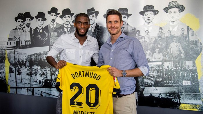 DORTMUND, GERMANY - AUGUST 08: Newly signed player of Borussia Dortmund Anthony Modeste (L) and Sebastian Kehl, sporting director of Borussia Dortmund, pose on August 08, 2022 in Dortmund, Germany. The 34-year-old Frenchman completed his medical check in Dortmund today and signed a one-year contract in the evening. (Photo by Alexandre Simoes/Borussia Dortmund via Getty Images)