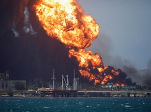 Depot Minyak Kuba Masih Diamuk Api, Heli Dikerahkan, Petir Menyala