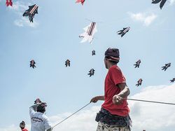 Jangan Main Layangan di Area Bandara, Bikin Pesawat Rusak, Didenda Rp 1M!