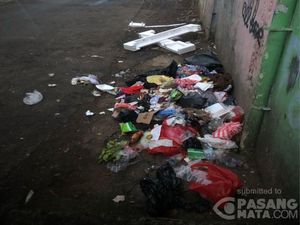 Warga Kembali Keluhkan Tumpukan Sampah di Jalanan Kramat Jakpus