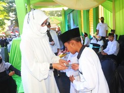Pemkab Banyuwangi Salurkan Santunan Yatim Non-Tunai di Festival Muharam