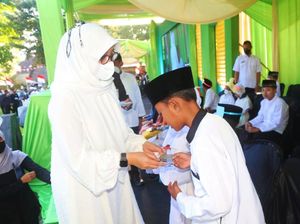 Pemkab Banyuwangi Salurkan Santunan Yatim Non-Tunai di Festival Muharam Pemkab Banyuwangi Salurkan Santunan Yatim Non-Tunai di Festival Muharam