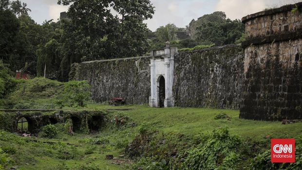 Benteng Nassau merupakan benteng pertama yang dibangun oleh Bangsa Belanda di Banda Neira. Dibangun pada tahun 1607 di bawah kepemimpinan Admiral Verhoef, benteng Nassau didirikan di atas bekas pondasi benteng milik Portugis yang pernah berkuasa di Banda Neira. CNN Indonesia/Safir Makki