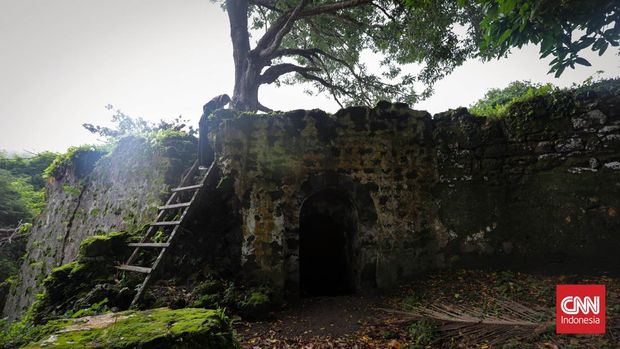Benteng Hollandia didirikan di pulau Lonthoir/Banda Besar. Dibuat pada tahun 1642 berhadapan dengan rumah Gubernur Jenderal VOC (Istana Mini) di Neira. CNN Indonesia/Safir Makki