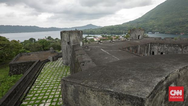 Benteng Belgica berada di atas perbukitan Tabaleku di sebelah barat daya Pulau Naira, Maluku Tengah, Maluku. Benteng ini dibangun pada tahun 1611 dibawah pimpinan Gubernur Jenderal Pieter Both. Benteng Belgica memiliki suatu keunikan, dibangun dengan gaya bangunan persegi lima yang berada diatas bukit. CNN Indonesia/Safir Makki