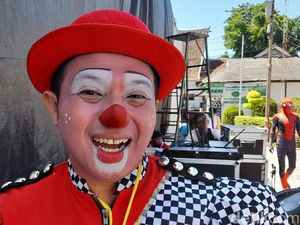 Hendayana dan Kostum Badut untuk Kegiatan Sosial Hendayana dan Kostum Badut untuk Kegiatan Sosial