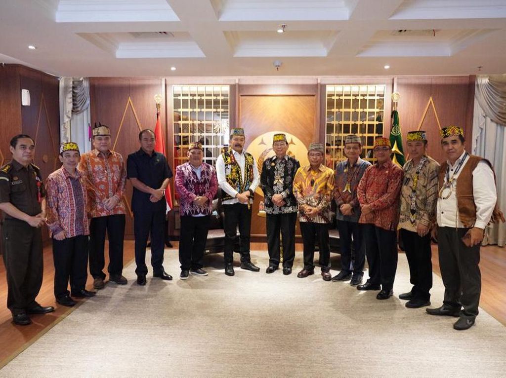 Majelis Adat Dayak Nasional Bertemu Jaksa Agung, Bahas Apa? Majelis Adat Dayak Nasional Bertemu Jaksa Agung, Bahas Apa?