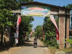 Spanduk Wisata Jeglongan Sewu Sindir 5 Tahun Jalan Remuk di Boja Kudus