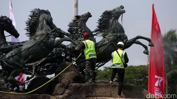 Jelang Hari Kemerdekaan, Patung Kuda Dibersihkan