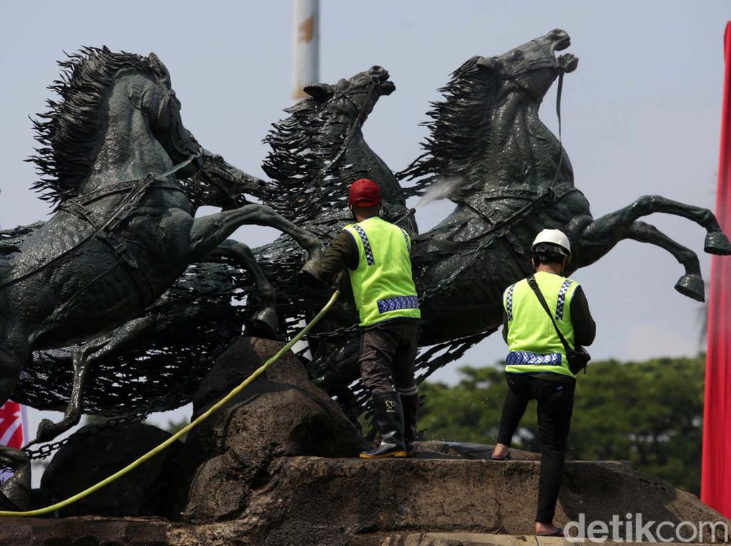 Jelang Hari Kemerdekaan, Patung Kuda Dibersihkan