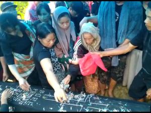 Jenazah Pasutri Dibunuh di Mamasa Dimakamkan, Polisi Masih Selidiki Pelaku Jenazah Pasutri Dibunuh di Mamasa Dimakamkan, Polisi Masih Selidiki Pelaku