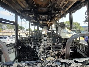 Detik-detik Mencekam Saat Bus AKAP di Tol Jagorawi Bogor Terbakar Detik-detik Mencekam Saat Bus AKAP di Tol Jagorawi Bogor Terbakar