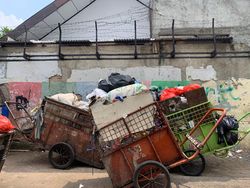 Sampah di Jalanan Kramat Jakpus Dibuang Saat Malam, Diangkut Truk Pagi