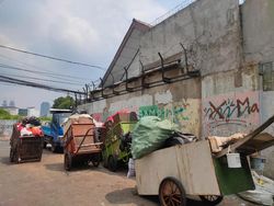 Lurah Minta Warga Tak Buang Sampah di Jalanan Kramat Jakpus