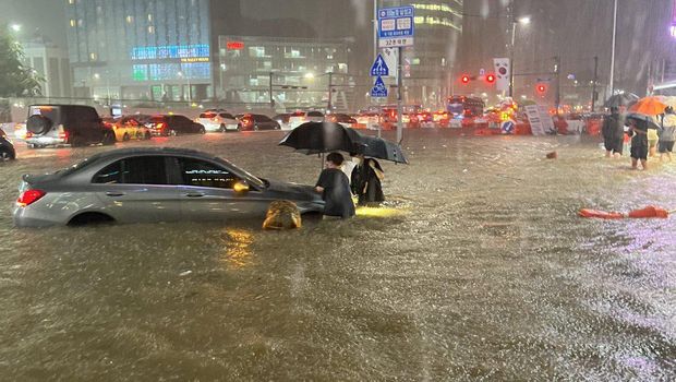 Korea Banjir, Suami dari Aktris Kim Mi Yeon Terjebak di Dalam Mobil