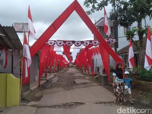 Keren! Warga Tasik Sulap Jalan Rusak Jadi Lorong Merah Putih Keren! Warga Tasik Sulap Jalan Rusak Jadi Lorong Merah Putih