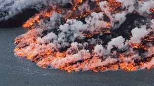 Memotret Lelehan Lava, Cantik di Kamera Tapi Menantang Maut