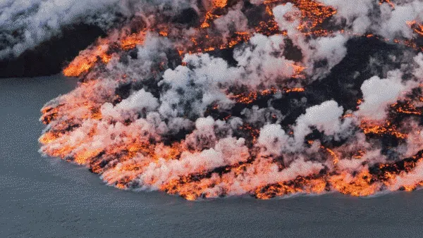 Memotret Lelehan Lava, Cantik di Kamera Tapi Menantang Maut