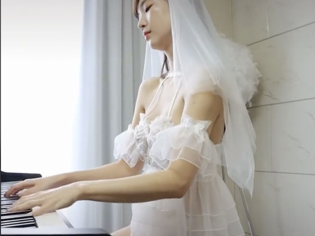 7 Foto Wanita Korea Viral Main Piano Pakai Lingerie Seksi, Raup Rp 300 Juta
